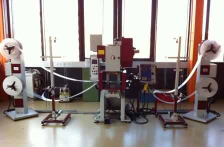 Exzenterpresse, mechanische Presse mit Zangenvorschub und Haspel Exzenterpresse, mechanische Presse mit Zangenvorschub und Haspel